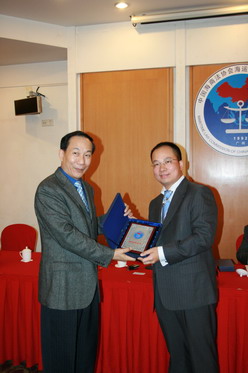 President Luo Guohua was awarding a certificate to Mr.Zhao Shuzhou