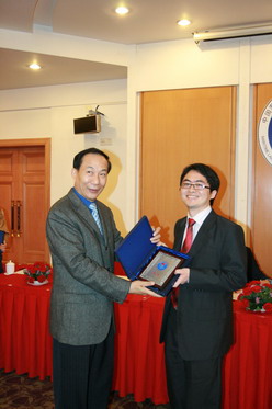 President Luo Guohua was awarding a certificate to Mr. Wu Xingkui