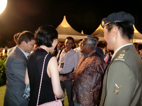 Mr. Pan Lidong shook hands with the president of Singapore